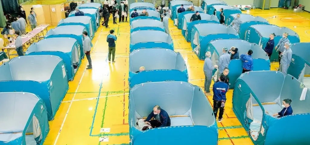 避難所で使用される防災テントの設置例