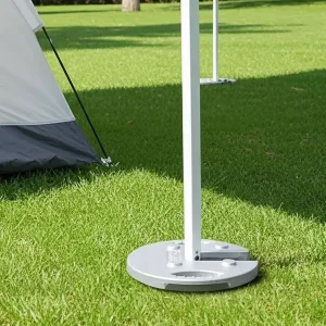 強風下で業務用テントを確実に固定する、20kg鋳鉄製ウエイト（重り）の実稼働シーン。溶融亜鉛メッキによる防錆加工済み。